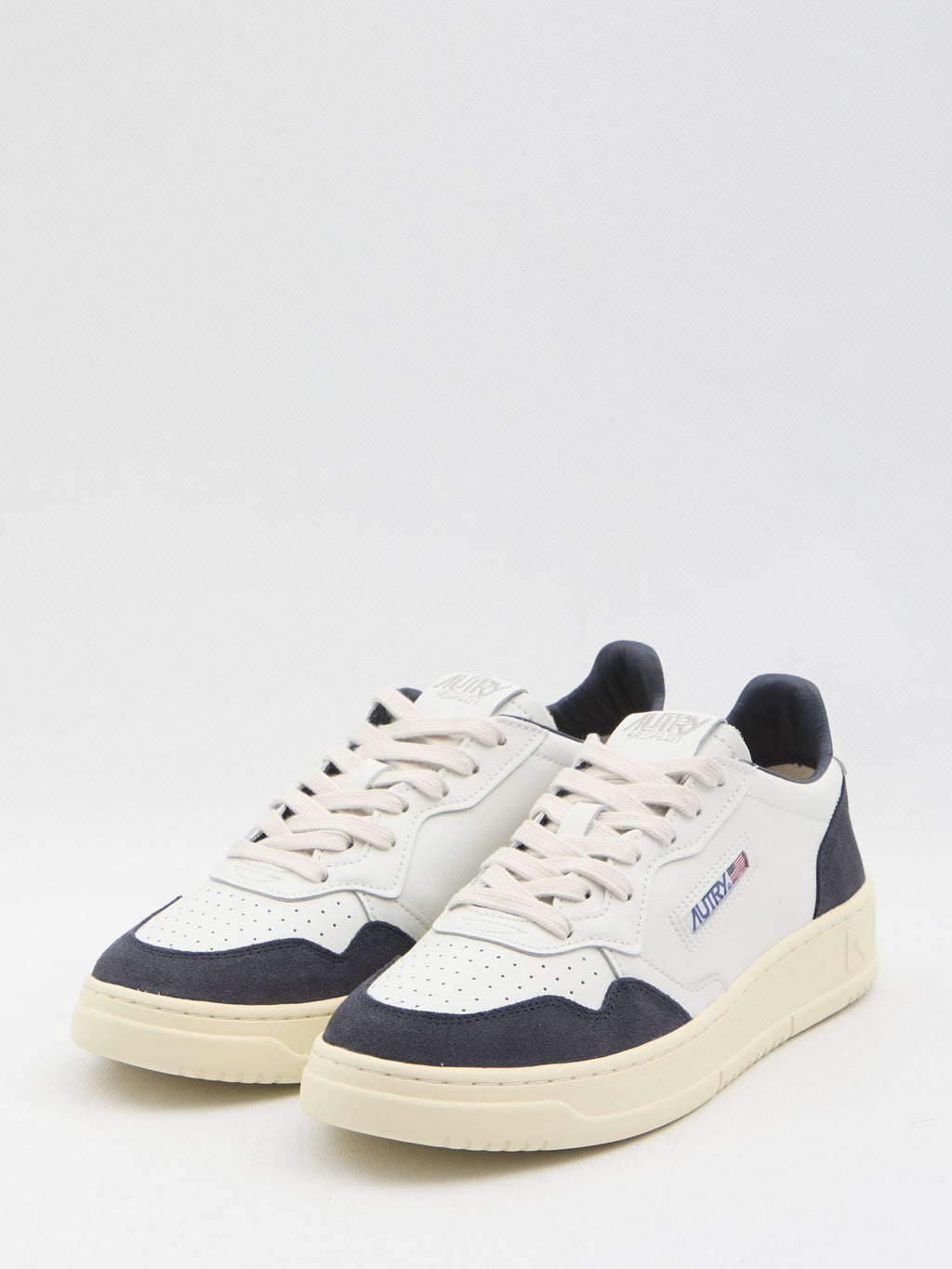 Autry Medalist Low Sneaker In White Leather And Blue Suede