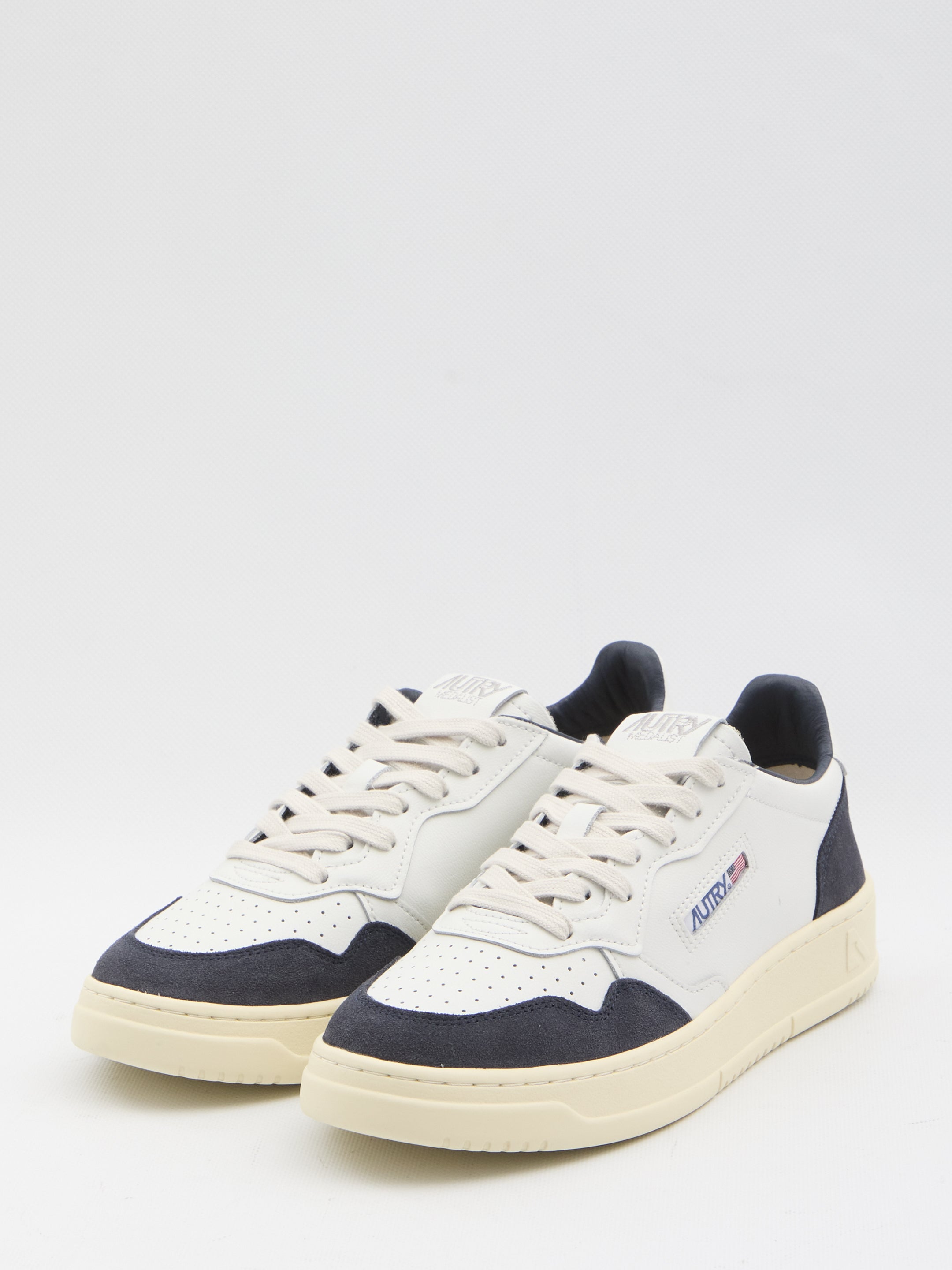 Autry Medalist Low Sneaker In White Leather And Blue Suede