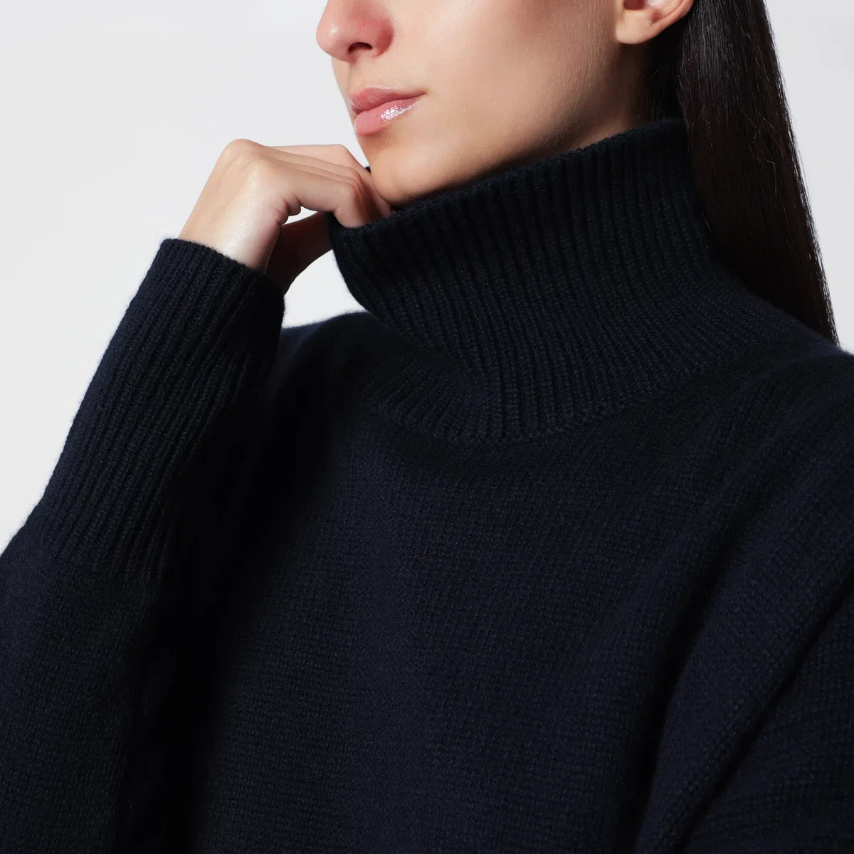 Lisa Yang Heidi Turtleneck Sweater In Navy Cashmer