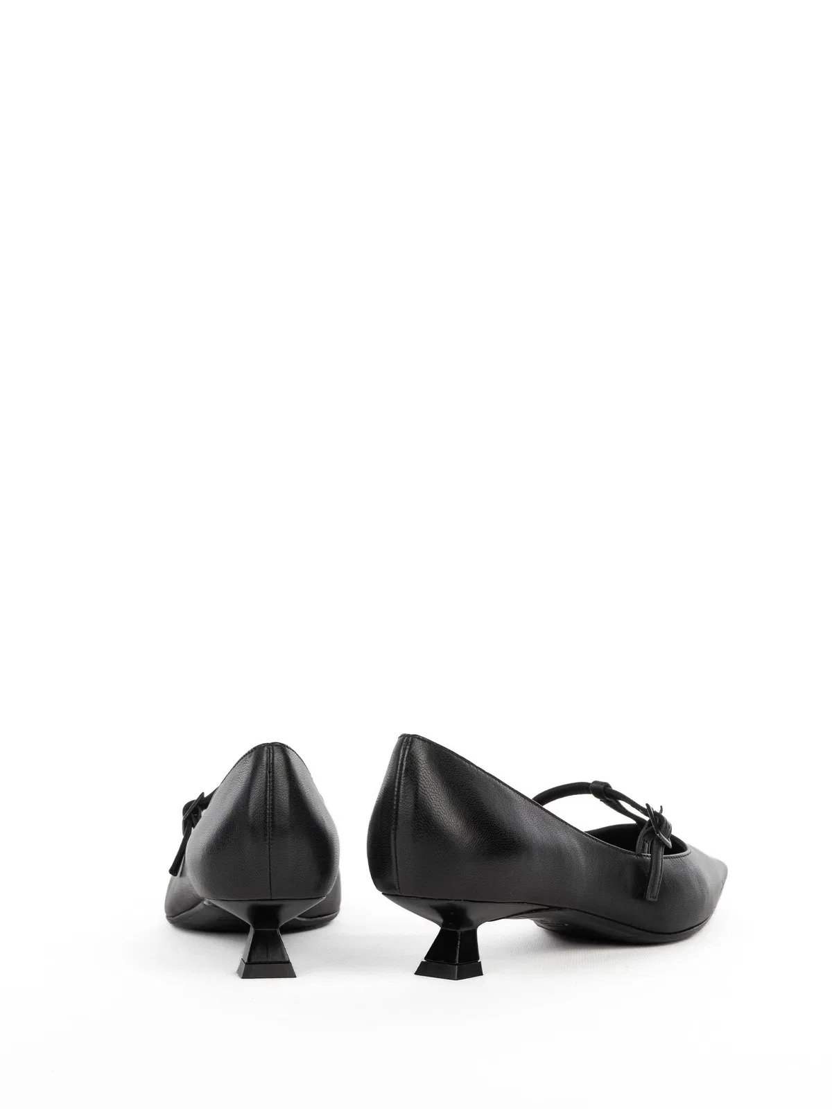 Chantal Decollette Black With Strap, In Black Le