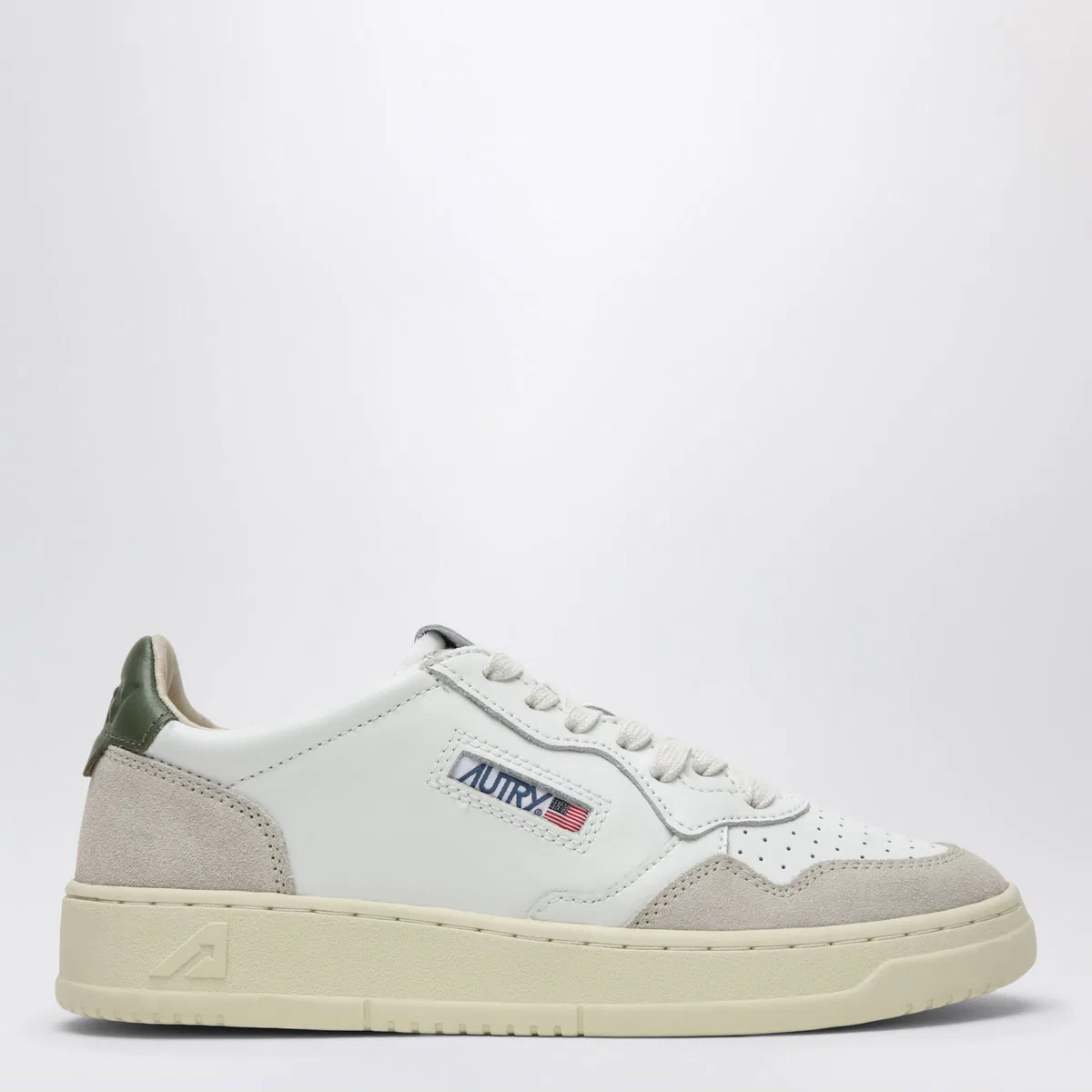 Autry Medalist Low Sneakers In White/Green Lea